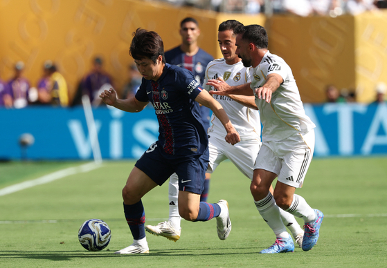 파리생제르맹 이강인이 FIFA 클럽 월드컵 4강전 레알 마드리드와 경기에서 수비수를 제치고 드리블하고 있다. 파리생제르맹이 4-0으로 이겼다. 결승전은 14일 열린다. [로이터=연합뉴스]