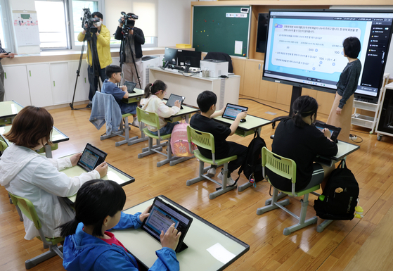 지난 5월 7일 강원 춘천시 남산초등학교에서 열린 디지털교과서(AIDT) 활용 수업 현장 공개 행사에서 학생들이 AIDT를 활용해 수학 나눗셈 단원을 익히고 있다. 연합뉴스