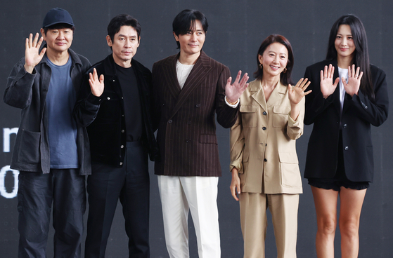 지난해 부산 국제영화제에 참석한 '보통의 가족' 감독 및 배우들이 포즈를 취하고 있다. 왼쪽부터 허진호 감독, 설경구, 장동건, 김희애, 수현. 사진 연합뉴스 