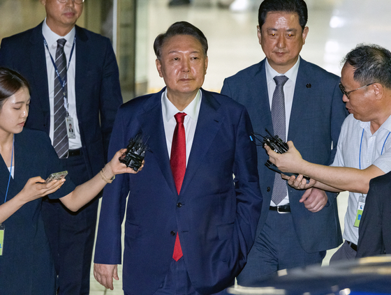 윤석열 전 대통령이 지난 9일 서울 서초구 서울중앙지방법원에서 열린 2차 구속 전 피의자 심문(영장실질심사)을 마친 뒤 서울구치소로 향하고 있다. 사진공동취재단