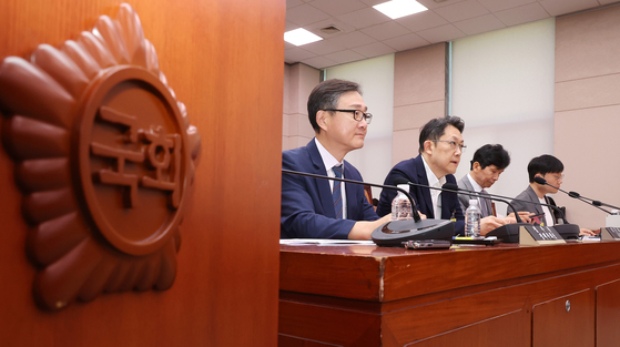 11일 국회 법제사법위원회 법안심사제1소위원회에서 열린 상법 추가 개정을 위한 공청회에서 김우찬 고려대 교수가 진술하고 있다. 왼쪽부터 정우용 한국상장회사협의회 정책부회장, 김우찬 고려대 교수, 최준선 성균관대 법학전문대학원 명예교수, 윤태준 주주행동플랫폼 액트 소장. 연합뉴스