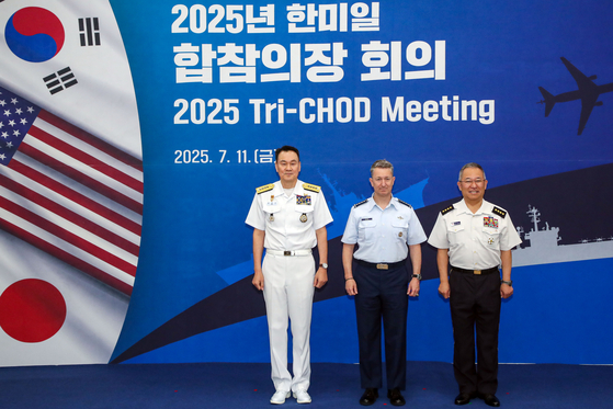11일 서울 용산구 합동참모본부 청사에서 열린 한미일 합참의장 회의에서 김명수 합참의장, 댄 케인 미국 합참의장, 요시다 요시히데 일본 통합막료장이 기념 촬영하고 있다. 사진 합동참모본부