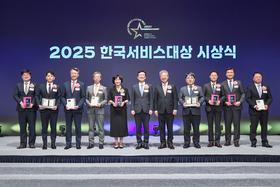 한국표준협회는 지난 4일 서울 소공동 롯데호텔에서 ‘2025 한국서비스대상 시상식’을 열었다. 최영근 신한라이프 상무(왼쪽부터), 장은석 마스타자동차 사장, 백현 롯데관광개발 사장, 박영세 KB국민은행 부행장, 박현주 신한은행 부행장, 문동민 한국표준협회 회장, 최정일 한국서비스경영학회장 , 한정호 롯데건설 전략기획부문장, 박권일 DB손해보험 본부장, 신인협 롯데호텔앤리조트 본부장, 전용수 대우건설 본부장 등이 기념촬영을 하고 있다. [사진 한국표준협회]