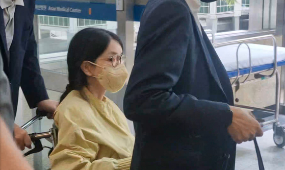 우울증 등 지병을 이유로 입원했던 김건희 여사가 지난달 27일 서울 송파구 서울아산병원에서 윤석열 전 대통령이 미는 휠체어에 탄 채 퇴원하고 있다. 사진 YTN 캡처