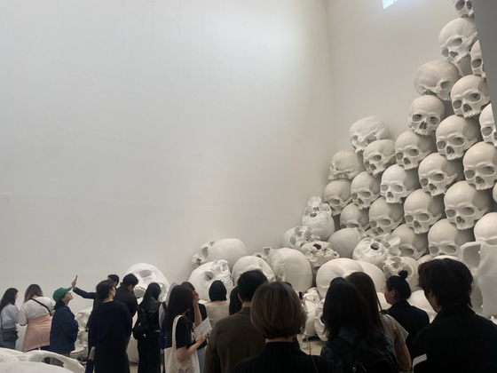 개막 90일 만에 50만 관객을 넘긴 국립현대미술관 서울관의 '론 뮤익'. 사진 국립현대미술관