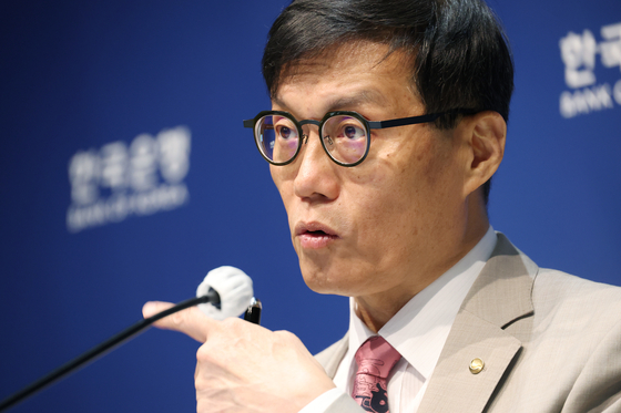 이창용 한국은행 총재가 10일 오전 서울 중구 한국은행에서 열린 통화정책방향 기자간담회에서 발언을 하고 있다. 뉴스1