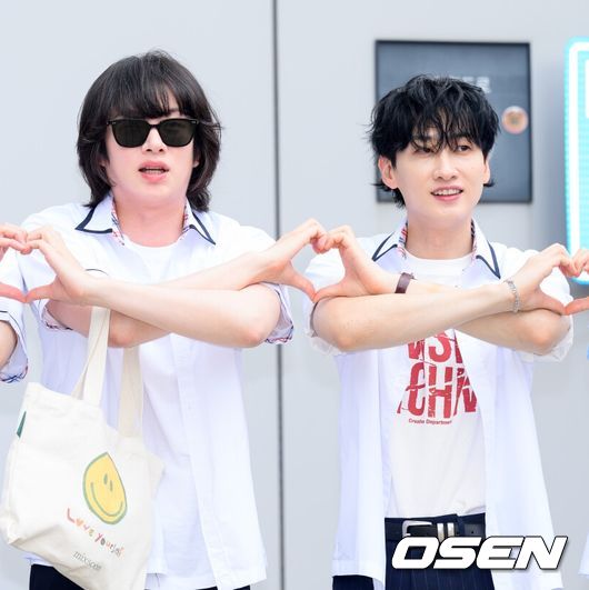 [OSEN=이대선 기자]슈퍼주니어 규현, 김희철, 예성이 포토타임을 가지고 있다. 2025.07.03 /sunday@osen.co.kr