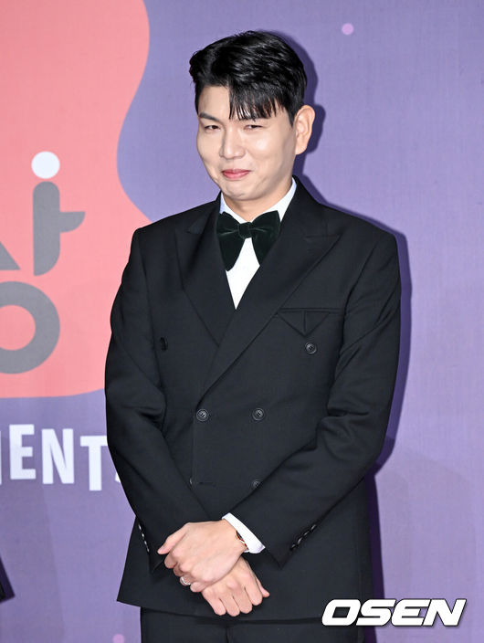 [OSEN=조은정 기자]2023 SBS연예대상 포토월 행사가 30일 서울 마포구 상암 SBS 프리즘타워에서 열렸다.방송인 제이쓴이 레드카펫을 밟으며 포즈를 취하고 있다. 2023.12.30/cej@osen.co.kr