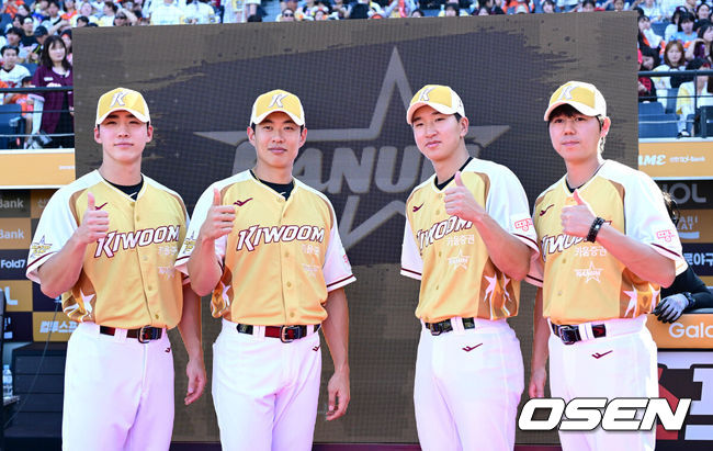 [OSEN=대전, 최규한 기자] 12일 오후 대전 한화생명볼파크에서 ‘2025 신한 SOL Bank KBO리그’ 올스타전이 열렸다.KBO 올스타전 경기는 드림 올스타와 나눔올스타 대표로 나선 총 30명의 선수가 치열한 승부를 펼친다.키움 올스타 이주형, 송성문, 주승우, 하영민(왼쪽부터)가 포즈를 취하고 있다. 2025.07.12 / dreamer@osen.co.kr