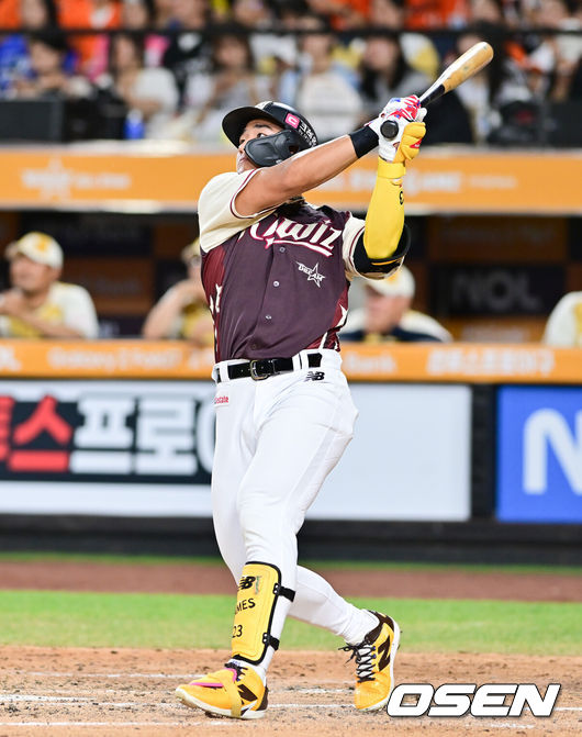 [OSEN=대전, 박준형 기자] 12일 오후 대전 한화생명볼파크에서 2025 신한 SOL뱅크 KBO 올스타전이 열렸다.13년 만에 대전에서 열리는 KBO 올스타전은 드림 올스타와 나눔올스타 대표로 나선 총 30명의 선수가 치열한 승부를 펼친다.8회초 KT 안현민이 솔로홈런을 날리고 있다. 2025.07.12 / soul1014@osen.co.kr