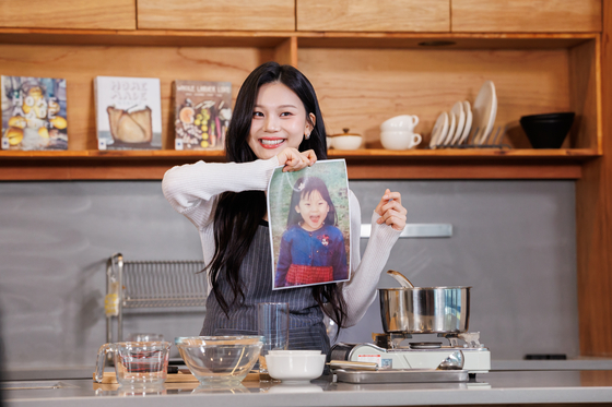  엄마의 레시피를 따라 요리를 해보는 '뭘 먹고 자랐길래' 영상 촬영을 하고 있는 엄지. 어릴 적 사진을 보여주며 환하게 웃고 있다. 사진 나승보 