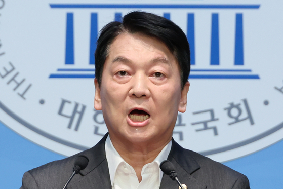국민의힘 혁신위원장을 맡은 안철수 의원이 지난 7일 서울 여의도 국회 소통관에서 위원장을 사퇴하고 전당대회 출마 의사를 밝히는 기자회견을 하고 있다. 연합뉴스