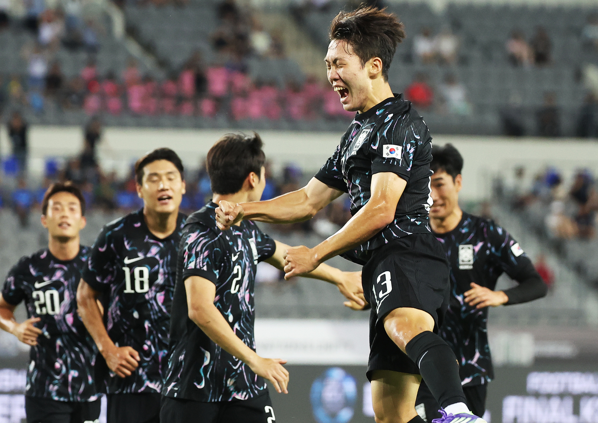 한국축구대표팀 강상윤(오른쪽)이 11일 동아시안컵 홍콩전에서 골을 터트린 뒤 동료들과 기뻐하고 있다. [연합뉴스]