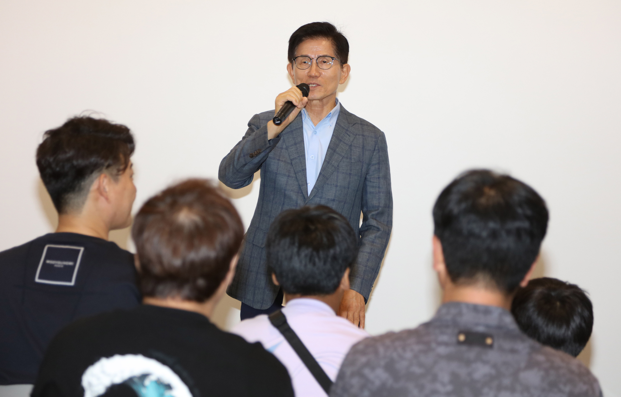 김문수 전 고용노동부 장관이 11일 오후 대구 중구의 한 카페에서 지역 청년들과 간담회를 하고 있다. 연합뉴스