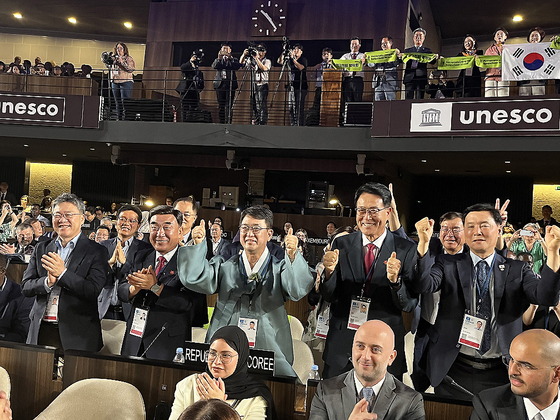 12일(한국시간) 프랑스 파리에서 열린 제47차 유네스코 세계유산위원회에서 선사시대 생활문화를 엿볼 수 있는 바위그림인 '반구천의 암각화'가 세계유산 목록에 등재되자 최응천 국가유산청장(가운데 한복차림)을 비롯한 참석자들이 환호하고 있다. 사진 외교부