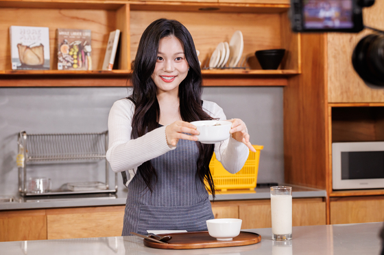 '뭘 먹고 자랐길래'에서 엄지는 팬들에게 만들어주고 싶다는 칠첩반상도 거뜬히 해낼 정도의 수준급 요리 실력을 선보였다.  사진 나승보 