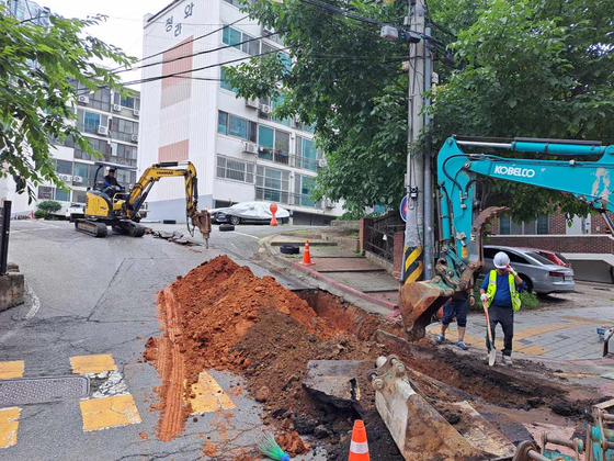 이달 초 경기 수원시 영통구 청와아파트 주변에서 상수도 전환 공사를 하고 있는 모습. 사진 수원시