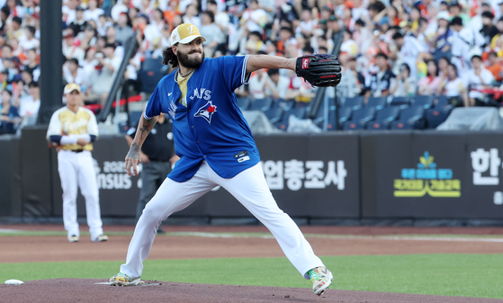팀 동료 류현진의 MLB 토론토 시절 유니폼을 입고 마운드에 오른 한화 폰세. 우수 투수상을 받았다. 연합뉴스
