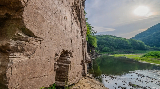 프랑스 파리에서 열리고 있는 제47차 세계유산위원회는 ‘반구천의 암각화(Petroglyphs along the Bangucheon Stream)’를 세계유산 목록에 등재하기로 최종 결정했다. 2010년 세계유산 잠정목록에 등재되고 15년 만의 결실이다. 사진은 울주 대곡리 반구대 암각화. 사진 국가유산청