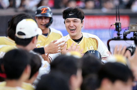 박동원이 12일 KBO 올스타전에서 0-1로 뒤진 1회말 2사 2루에서 역전 결승 2점 홈런을 친 뒤 더그아웃에서 동료들의 축하를 받고 있다. 뉴스1