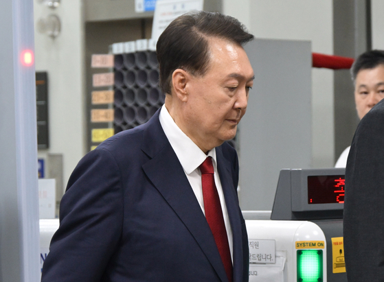 2.3 비상계엄 사태 관련 내란 혐의를 받는 윤석열 전 대통령이 9일 서울 서초구 서울중앙지방법원에서 구속 전 피의자 심문(영장실질심사)을 마치고 법원을 나서고 있다. 연합뉴스