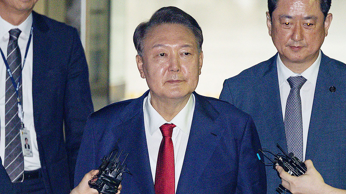 윤석열 전 대통령이 9일 서울 서초구 서울중앙지법에서 열린 직권남용 등 혐의 영장실질심사(구속 전 피의자 심문)를 마친 뒤 대기 장소인 서울구치소로 이동하기 위해 법원을 나서고 있다.  뉴시스