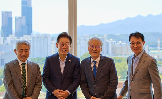 이재명 대통령이 11일 서울 용산 대통령실에서 정규재 전 한국경제 주필(맨 왼쪽), 조갑제 조갑제닷컴 대표(왼쪽 셋째)와 오찬회동에 앞서 기념촬영을 하고 있다. 맨 오른쪽은 이규연 대통령실 홍보소통수석. 대통령실 제공