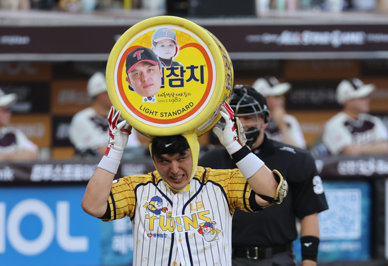 LG 박동원이 지난 12일 KBO 올스타전에서 자신의 별명 '동원참치'를 패러디한 올스타 퍼포먼스를 선보이고 있다. 뉴스1 