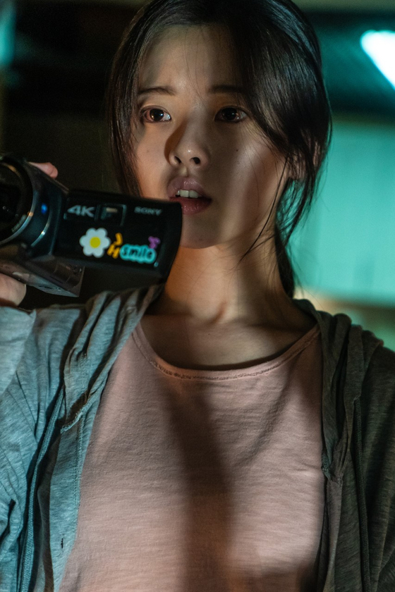 공포영화 '노이즈'의 한 장면. 아파트 층간소음에 시달리던 주희(한수아)가 갑자기 실종되면서 이야기가 시작된다.  사진 바이포엠스튜디오 