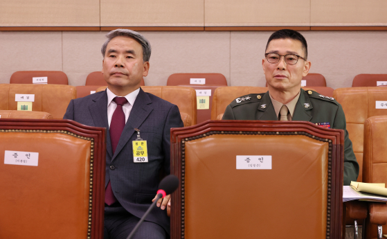 지난해 10월 25일 이종섭(왼쪽) 전 국방부 장관과 임성근 전 해병대 1사단장은 국회 법제사법위원회 국정감사에 증인으로 출석했다. 연합뉴스