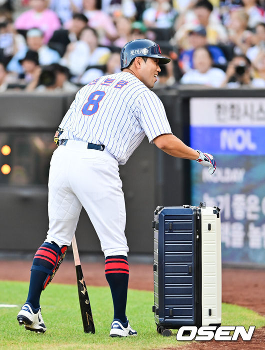 [OSEN=대전, 박준형 기자] 12일 오후 대전 한화생명볼파크에서 2025 신한 SOL뱅크 KBO 올스타전이 열렸다.13년 만에 대전에서 열리는 KBO 올스타전은 드림 올스타와 나눔올스타 대표로 나선 총 30명의 선수가 치열한 승부를 펼친다.1회초 롯데 전준우가 전트란 이름이 적힌 유니폼을 입고 입장하고 있다.  2025.07.12 / soul1014@osen.co.kr