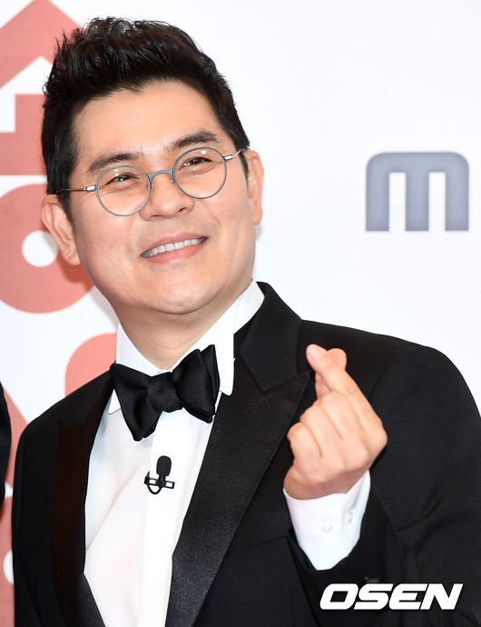 [OSEN=최규한 기자] 방송인 김용만이 29일 오후 서울 상암동 MBC에서 열린 '2018 MBC 방송연예대상' 시상식에 참석해 포토타임을 하고 있다. /dreamer@osen.co.kr