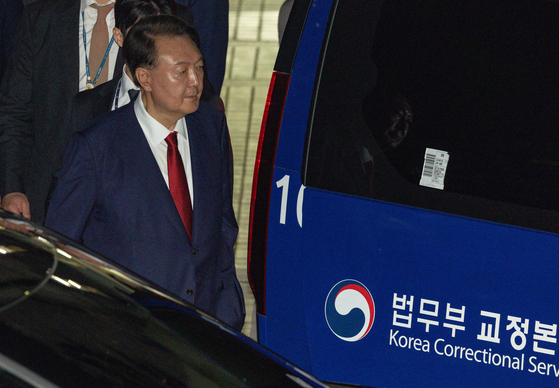 12·3 비상계엄과 관련해 특검 수사를 받는 윤석열 전 대통령이 9일 밤 서울중앙지법에서 두 번째 구속 전 피의자심문(영장실질심사)을 마친 뒤 대기장소인 서울구치소로 이동하고 있다. 뉴스1