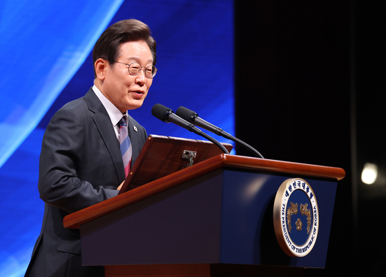  이재명 대통령이 13일 서울 강남구 코엑스에서 열린 2025 세계정치학회(IPSA) 서울총회 개막식에서 연설하고 있다. 대통령실사진기자단