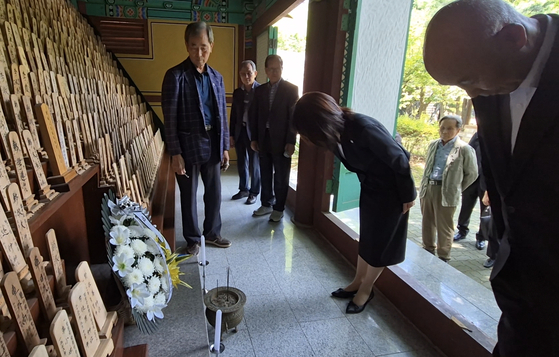 지난 12일 경남 합천군 합천읍 합천원폭피해자복지회관에 있는 한국 원폭 피해자 위령각에서 일본 히로시마현 요코타 미카 부지사(사진 가운데)가 고개를 숙여 참배하고 있다. 안대훈 기자