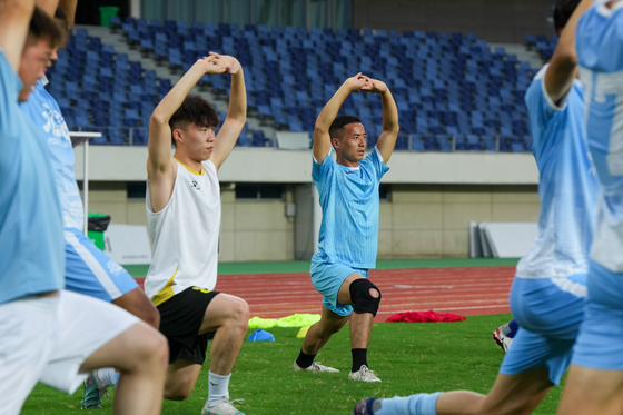 지난 6월 23일 장쑤성 도시축구리그가 열린 화이안의 한 경기장에서 몸을 푸는 선수들의 모습. 신화=연합뉴스