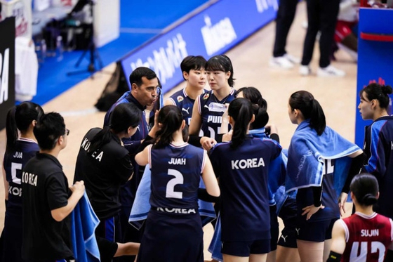 페르난도 모랄레스 여자배구대표팀 감독이 13일 열린 VNL 프랑스전에서 선수들에게 작전을 지시하고 있다. 사진 VNL