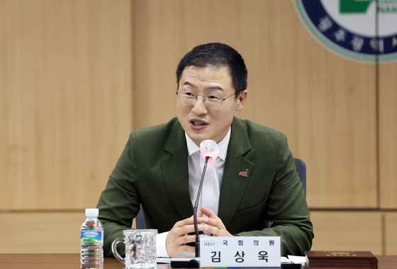 김상욱 더불어민주당 의원이 지난 7일 광주를 방문해 김병내 구청장으로부터 남구 명예구민패를 수여받고 발언하고 있다. 뉴스1