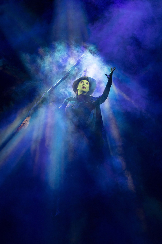 뮤지컬 '위키드'를 대표하는 넘머 '중력을 거슬러'(Defying Gravity)에서 폭발적인 고음을 뽐낸 '엘피바' 역의 조이 코핀저. 사진 Jeff Busby, 에스앤코 