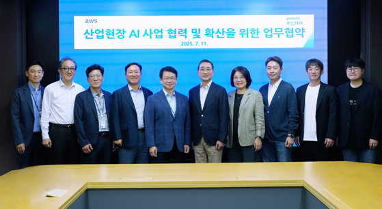 심민석 포스코DX 사장(왼쪽에서 다섯번째)과 함기호 AWS코리아 대표(왼쪽에서 여섯번째)를 비롯한 회사 관계자들이 산업현장 AI 사업 협력 및 확산을 위한 업무협약을 체결하고 기념촬영을 하고 있다. 포스코DX