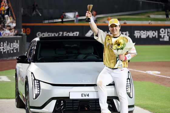 LG 박동원이 지난 12일 KBO 올스타전에서 MVP를 수상한 뒤 부상으로 받은 기아자동차 EV4 앞에서 포즈를 취하고 있다. 연합뉴스 