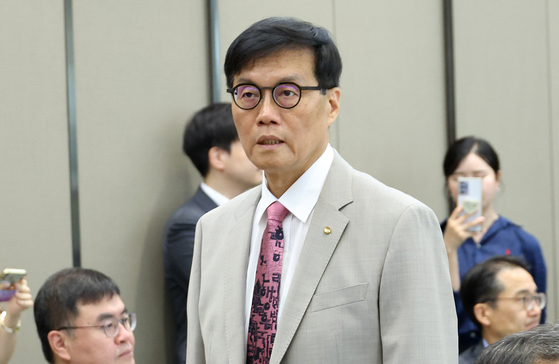 이창용 한국은행 총재가 10일 서울 중구 한국은행에서 열린 금융통화위원회에 참석하고 있다. 연합뉴스
