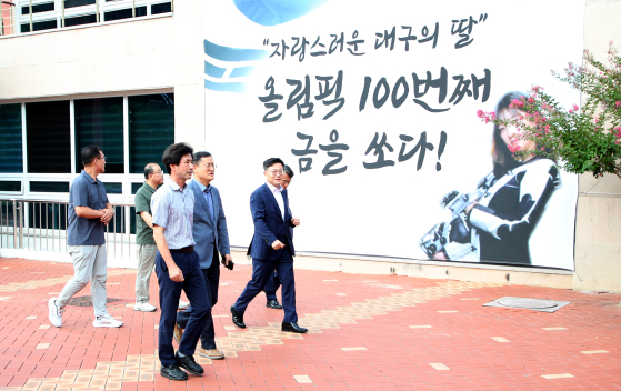대구시 관계자들이 지난해 8월 대구 북구 금호동 대구국제사격장 시설을 개선하기 위해 현장을 둘러보고 있다. [사진 대구시]
