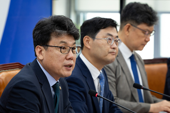 진성준 더불어민주당 정책위의장이 8일 서울 여의도 국회에서 열린 원내대책회의에서 모두 발언을 하고 있다. 뉴스1