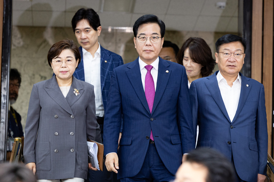 송언석 국민의힘 비상대책위원장 겸 원내대표를 비롯한 원내지도부가 11일 서울 여의도 국회에서 열린 원내대책회의에 참석하고 있다. 뉴스1