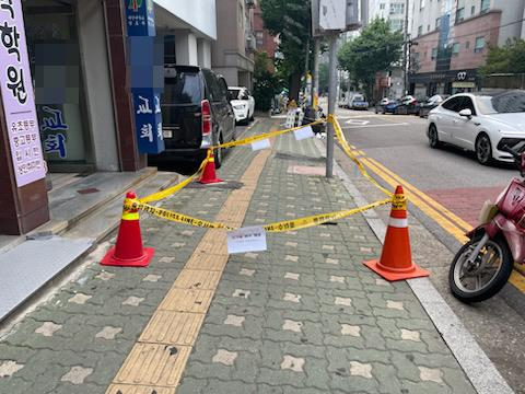 14일 인천시 미추홀구 주안동 인도에서 깊이 1ｍ의 땅 꺼짐이 발생했다. 사진 미추홀구 