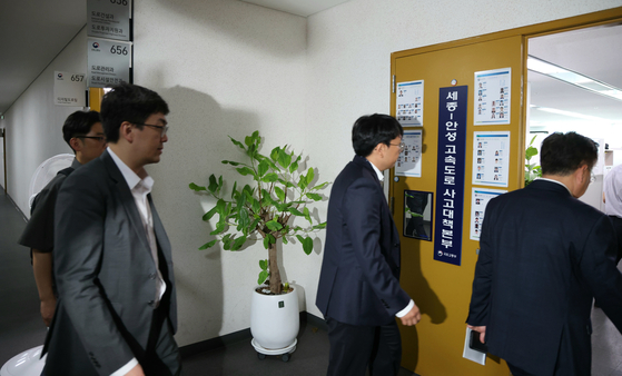 김건희 특검팀이 서울 양평 고속도로 노선 변경 과정에 김 여사와 그 일가가 부당하게 개입했다는 의혹과 관련해 14일 오전 세종시에 있는 국토교통부 등에 대한 압수수색을 진행하고 있다. 뉴스1