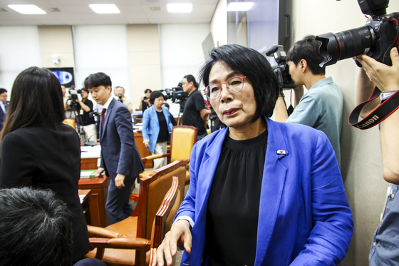 최민희 국회 과학기술정보방송통신위원장이 14일 서울 여의도 국회에서 열린 배경훈 과학기술정보통신부 장관 후보자 인사청문회에서 국민의힘 최형두 간사를 비롯한 소속 의원들이 피켓을 붙여 항의하자 산회 선포 후 자리를 떠나고 있다. 뉴시스