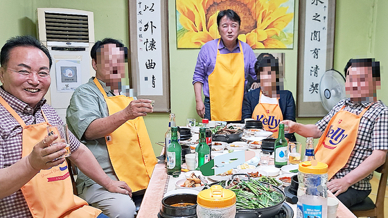 김영환 충북지사(가운데)와 김현기 청주시의회 의장(왼쪽 첫번째) 등 청주시의회 의원들은 오송 참사 추모기간인 지난 12일 충북 청주의 한 음식점에서 술을 겸한 저녁 식사를 했다. 사진 독자제공