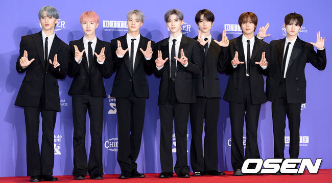 [OSEN=조은정 기자]그룹 NCT DREAM(엔시티 드림, 이하 NCT 드림)의 정규 5집 ‘Go Back To The Future’(고 백 투 더 퓨처) 발매 기념 제작 발표회가 14일 서울 송파구 롯데시네마 월드타워에서 열렸다.이번 앨범은 가장 빛나는 ‘나’를 찾기 위해 시간 여행을 떠난 호기심 많은 괴짜 NCT DREAM이 과거와 현재, 미래를 넘나드는 여정을 스펙터클하게 그려낸 작품이다. 더블 타이틀곡 ‘BTTF’(비티티에프 / 백 투 더 퓨처)와 ‘CHILLER’를 포함한 총 9곡이 수록돼 있다.NCT드림이 포즈를 취하고 있다. 2025.07.14/cej@osen.co.kr
